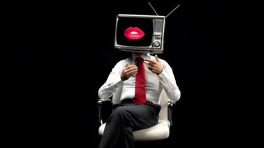 Siyah arka plana karşı kafa televizyonu olan adam