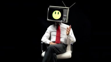 Siyah arka plana karşı kafa televizyonu olan adam