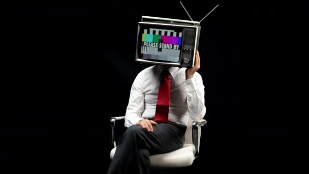 Zakenman Met Televisie Hoofd Zwarte Achtergrond — Stockvideo