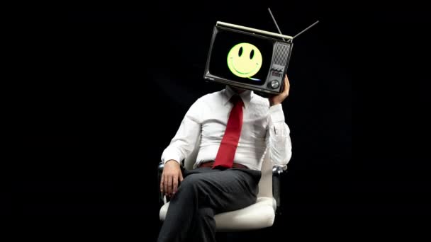 Άνθρωπος Την Τηλεόραση Στο Κεφάλι Ενάντια Στο Μαύρο Φόντο — Αρχείο Βίντεο