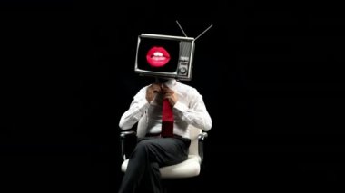 Siyah arka plana karşı kafa televizyonu olan adam