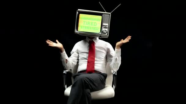 Man Zitten Met Televisie Hoofd Zwarte Achtergrond — Stockvideo