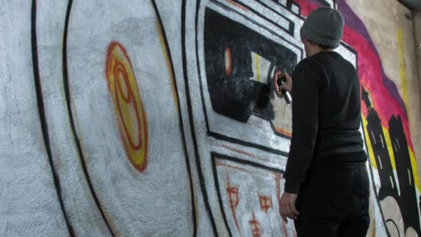 Kunstenaar Tekening Boombox Graffiti Betonnen Muur — Stockvideo