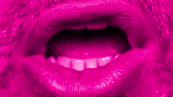 パウトと形を作る男性の唇のクローズアップ — ストック動画