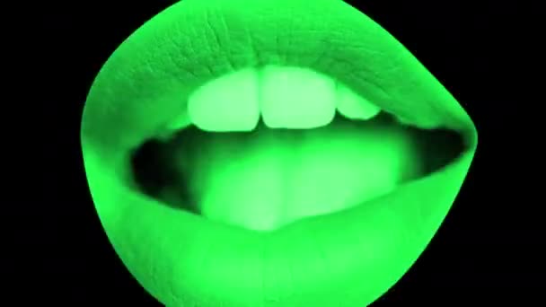 Bewegende Vrouwelijke Lippen Zwarte Achtergrond — Stockvideo