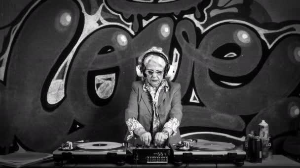 Senior Vrouw Hoofdtelefoons Djing Tegen Graffiti — Stockvideo