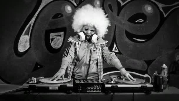 Senior Mulher Afro Peruca Djing Contra Graffiti — Vídeo de Stock