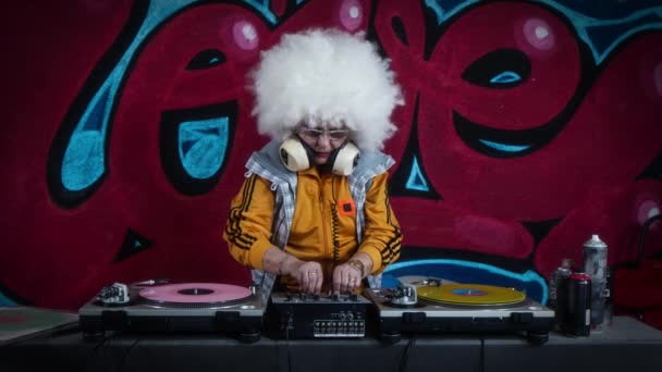 Mujer Mayor Afro Wig Djing Contra Graffiti — Vídeos de Stock