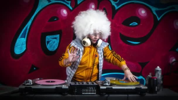 Donna Anziana Afro Parrucca Djing Contro Graffiti — Video Stock