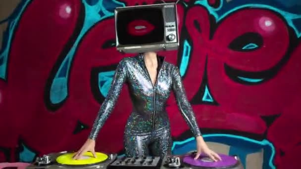 Grafiti Karşı Baş Djing Seksi Kadın — Stok video