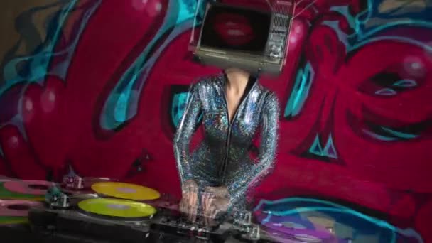 Sexy Frau Mit Fernseher Auf Dem Kopf Tanzt Gegen Graffiti — Stockvideo