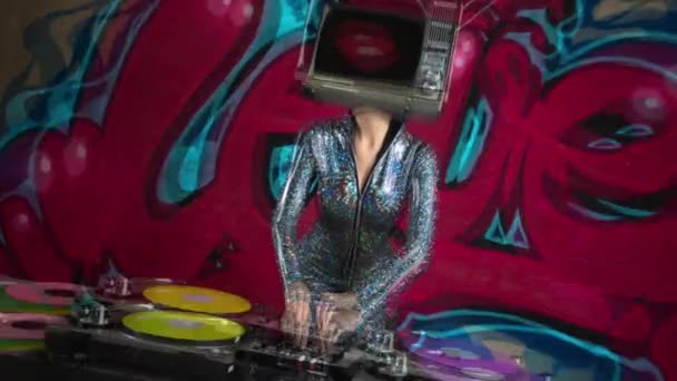 Donna Sexy Con Sulla Testa Djing Contro Graffiti — Video Stock