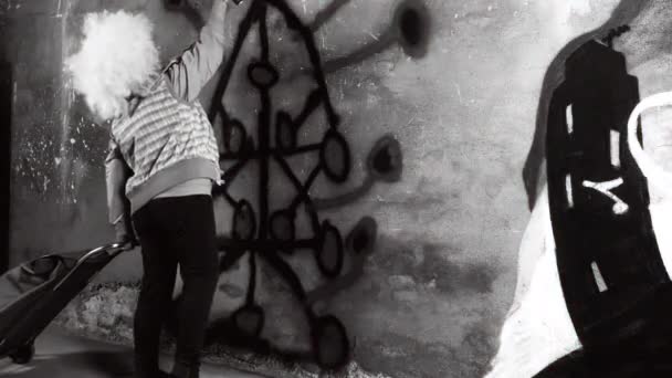 Старша Жінка Вігваї Малює Графіті Стіні — стокове відео