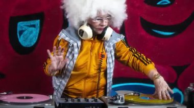 Kulaklık djing grafiti karşı kadın kıdemli