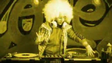 Kulaklık djing grafiti karşı kadın kıdemli