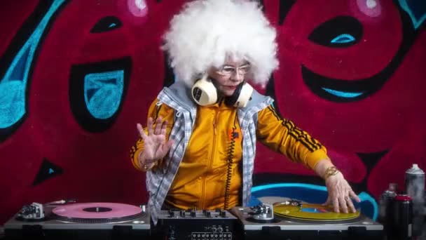 Mujer Mayor Audífonos Djing Contra Graffiti — Vídeo de stock