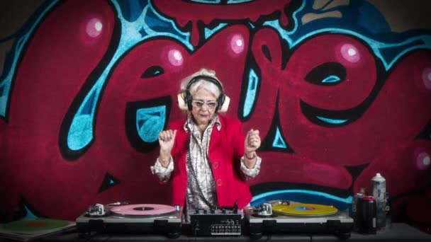 Mulher Sênior Fones Ouvido Djing Contra Graffiti — Vídeo de Stock