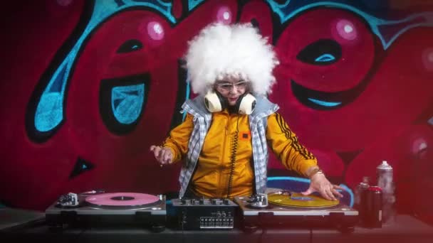 Femme Âgée Perruque Afro Djing Contre Les Graffitis — Video