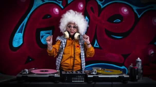 Mujer Mayor Afro Wig Djing Contra Graffiti — Vídeo de stock