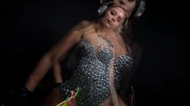 Güzel kadın beden ve neon ışıklarla dans kulaklık