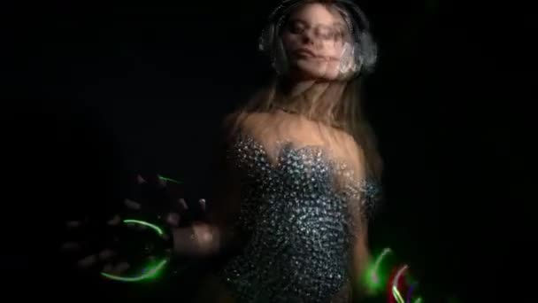 体とネオンの明かりでダンスのヘッドフォンで美しい女性 — ストック動画