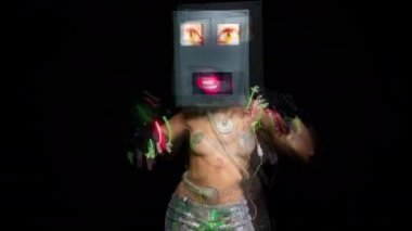 Seksi kadın robot kafasından siyah arka plan üzerine taşıma