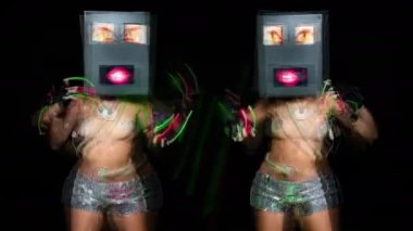 Seksi kadın robot kafasından siyah arka plan üzerine taşıma