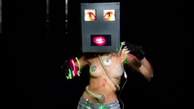 Seksi kadın robot kafasından siyah arka plan üzerine taşıma