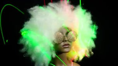 Güneş gözlüğü ve neon ışıkları perukla manken kafasından