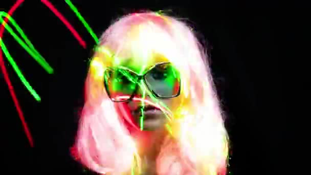 Mannequin Head Zonnebril Een Pruik Met Neon Verlichting — Stockvideo