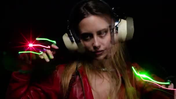 Neon Işıklar Ile Dans Kulaklıklar Kadın — Stok video