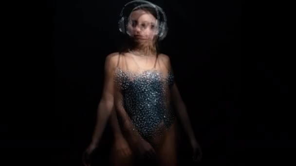 身体上的女人和在黑色背景上跳舞的耳机 — 图库视频影像