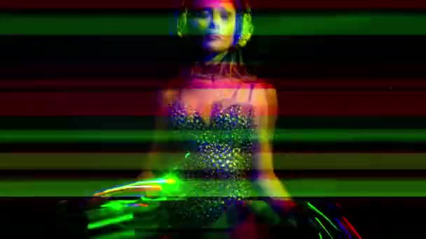 Neon Işıklarla Dans Kulaklığımda Güzel Kadın — Stok video