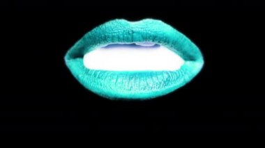 Beyaz sıvı ile kadın dudakları yakın