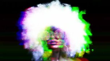 Güneş gözlüğü hareketli manken baş kadar yakın ve peruk 