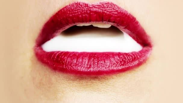 Primer Plano Labios Femeninos Con Líquido Blanco — Vídeos de Stock