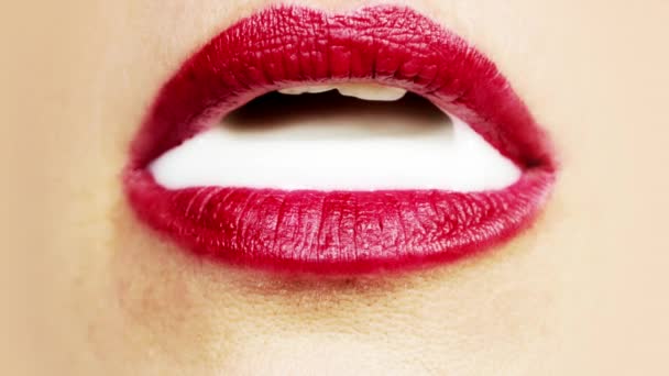 Close Lábios Femininos Com Líquido Branco — Vídeo de Stock