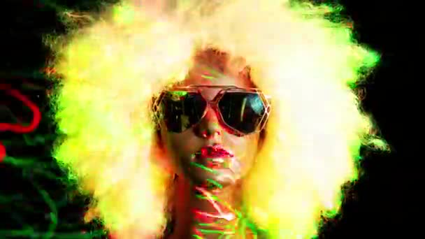 戴着太阳镜的人体模型头和带着霓虹灯的假发 — 图库视频影像
