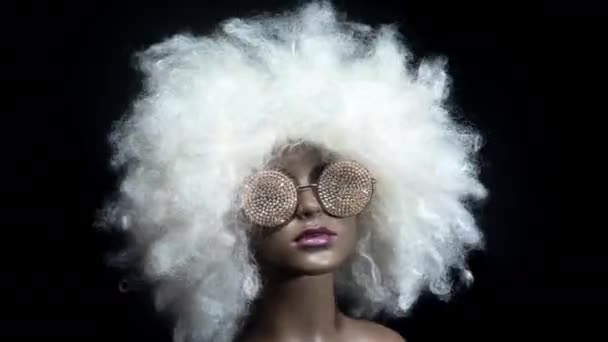 关闭戴太阳镜和假发的移动人体模型头 — 图库视频影像