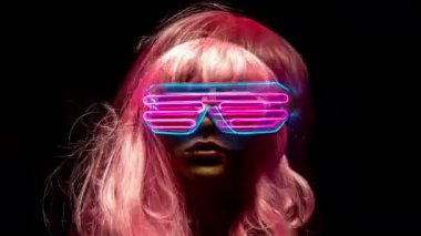 Güneş gözlüğü ve peruk manken kafası 