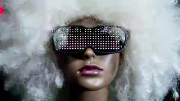 关闭戴太阳镜和假发的移动人体模型头 — 图库视频影像