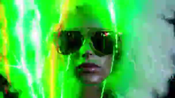 戴着太阳镜的人体模型头和带着霓虹灯的假发 — 图库视频影像
