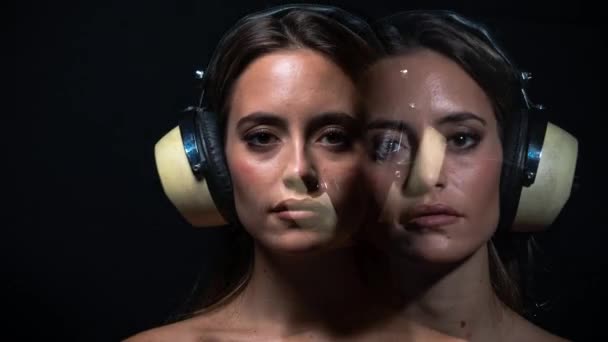 Porträt Einer Frau Mit Kopfhörer Auf Schwarzem Hintergrund — Stockvideo