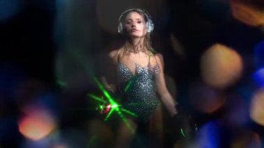 Siyah arka planda hareket eden vücut ve kulaklık güzel kadın