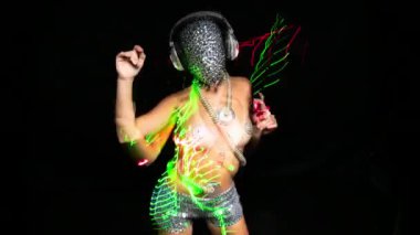 Köpüklü maske ve Neon Işıklar ile dans kulaklıklar seksi kadın