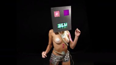 Siyah arka planda robot kafa maskesinde dans seksi kadın