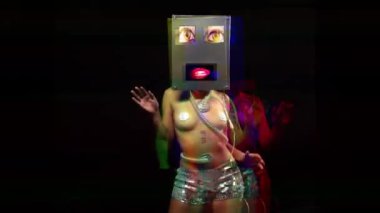 Siyah arka planda robot kafa maskesinde dans seksi kadın