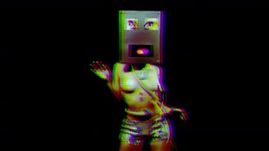 Siyah arka planda robot kafa maskesinde dans seksi kadın