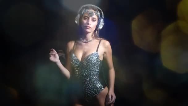 Beautiful Woman Body Headphones Moving Black Background — Stock Video