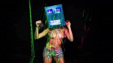 Seksi kadın robot kafa maskesi alanına taşıma